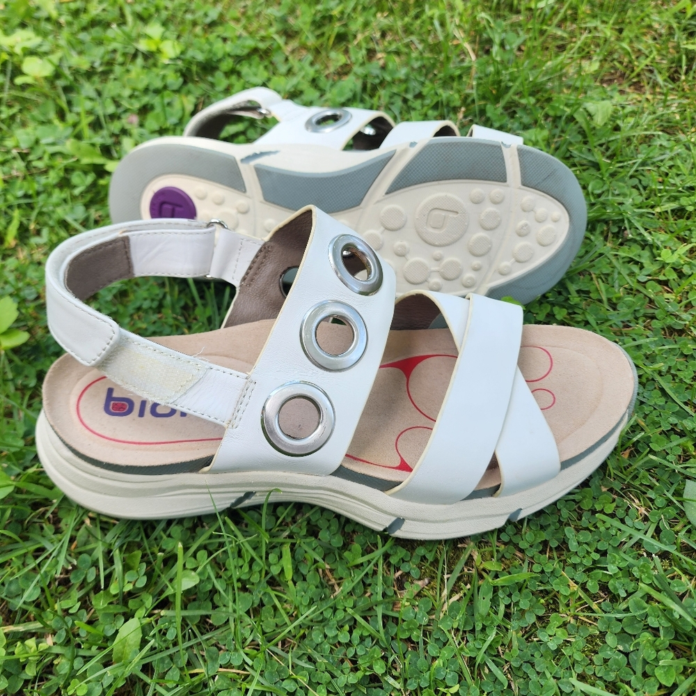 Size 7.5 - BIONICA White Leather Sandals - Picture 4 of 7